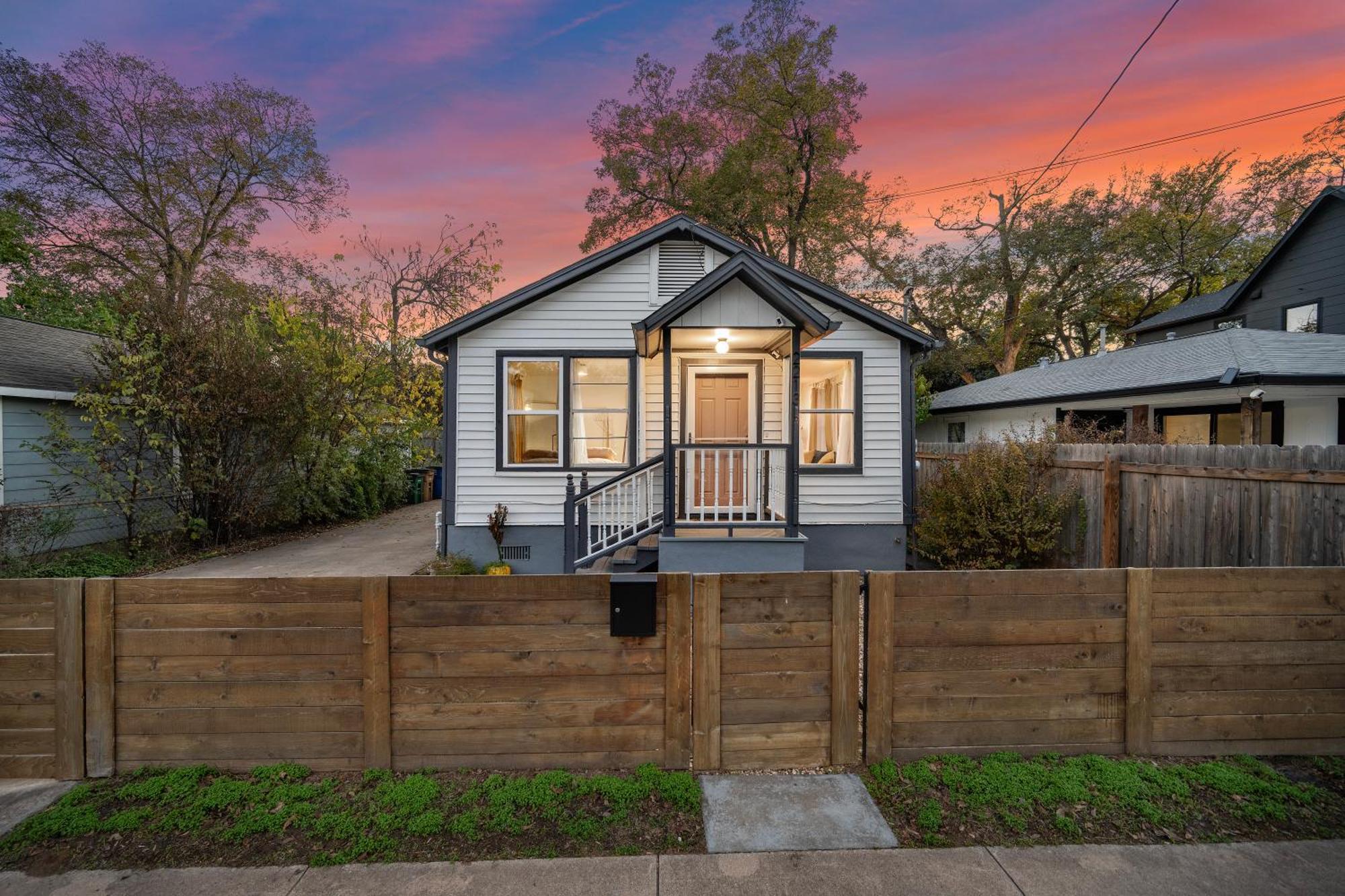 Stylish, Artsy Bungalow Central Eastside Остин Экстерьер фото